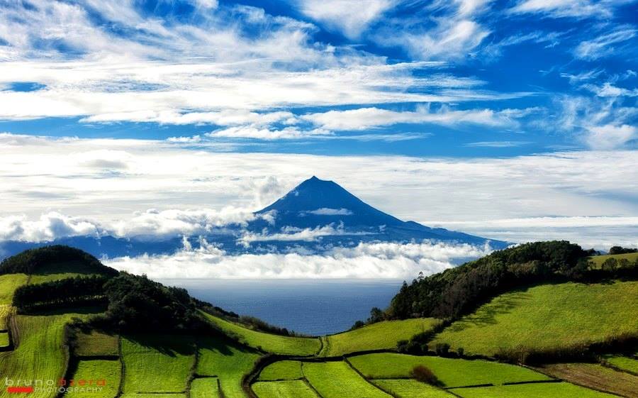 Ilha do Pico vista desde a Ilha de Sao Jorge